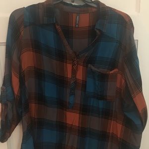 Casual high low plaid top.. great with leggings!